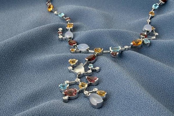 Les colliers pendentifs : comment choisir le pendentif parfait pour votre collier