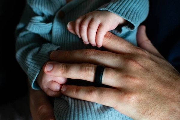 Les bijoux de naissance : des cadeaux spéciaux pour les nouveaux parents