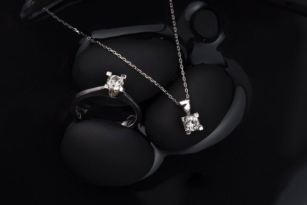 Collier avec diamant : la parfaite célébration de la maternité