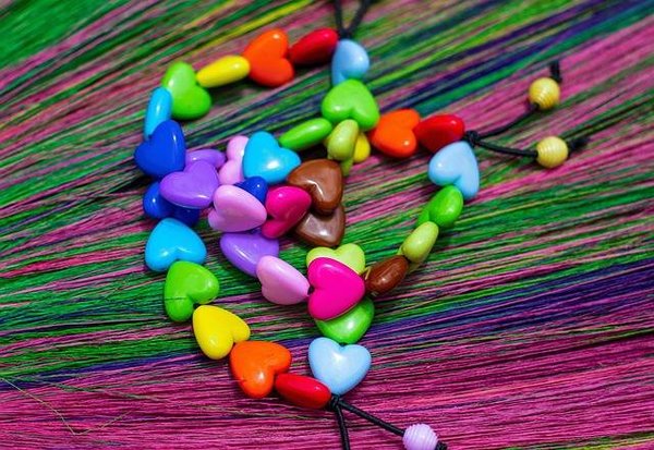 Comment vendre vos bijoux faits maison en ligne ou sur des marchés locaux ?